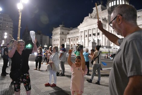 Una familia cordobeza se sumó a la protesta del Congreso con su hija.  (Fuente: Enrique García Medina)