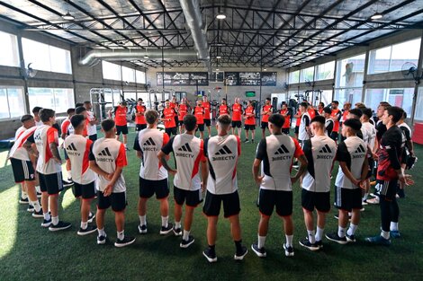 Los jugadores de River reunidos mientras escuchan las indicaciones