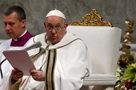 El papa Francisco pidió que se prohíba la maternidad subrogada y calificó de "peligrosa" a la "teoría de género" 