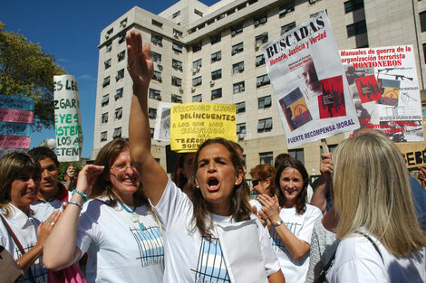 Detrás de Cecilia Pando asoma la cabeza de Victoria Villarruel durante una marcha hecha en diciembre de 2005.