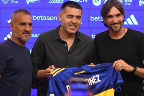 Raúl Cascini y Juan Román Riquelme en la presentación de Diego Martínez como nuevo DT de Boca.