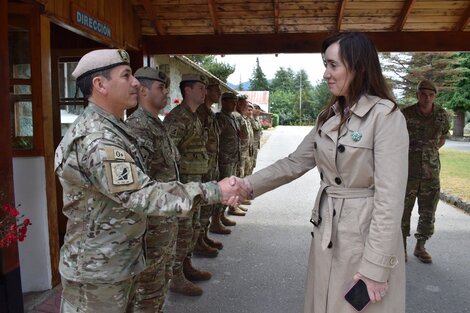 Villarruel visitó la Escuela Militar de Montaña, en Bariloche.