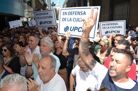 Acto en la puerta del Fondo Nacional de las Artes