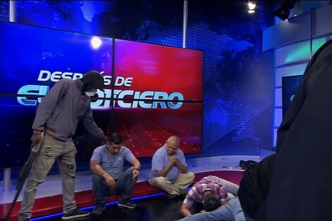 Hombres armados toman rehenes en el canal TC Noticias de Guayaquil. 