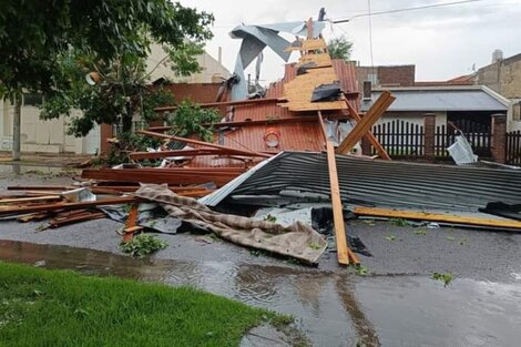 El intendente de Miramar, Sebastián Ianantuony, junto a personal de Defensa Civil, se encuentran trabajando en las zonas afectadas