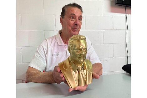 Miguel Ángel Santoro posa con un busto suyo (Fuente: @SociosporCAI)