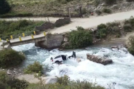 Mendoza: una joven murió luego de que la camioneta en la que viajaba cayera a un arroyo 