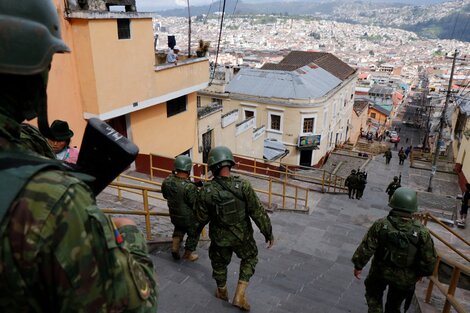 Militares ecuatorianos patrullan las calles de Quito.