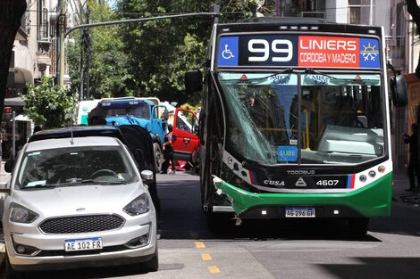 Trágico choque entre un colectivo y un camión en Balvanera: dos muertos