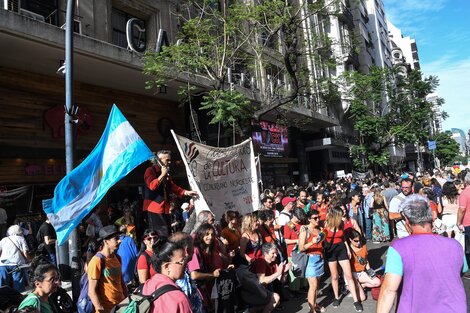 Nuevo abrazo al Instituto Nacional del Teatro