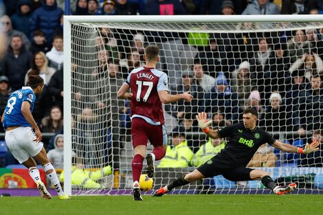 Dibu Martínez se lució con una tremenda doble atajada en Aston Villa