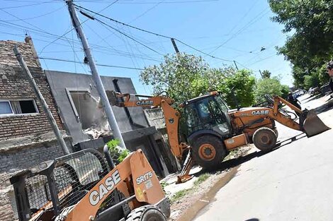 Ayer se destruyeron tres locales, atribuidos a Fran Riquelme y Chucky Monedita. 