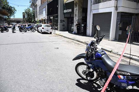 El operativo policial se desarrolló en Corrientes al 300. 