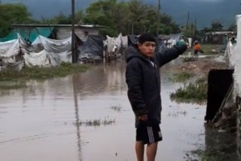 Barrios populares anegados por la crecida del río Arenales