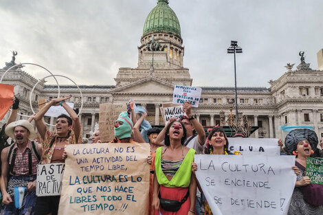 Tras el cacerolazo cultural, convocan a una asamblea y una Feria del Libro Urgente en el Congreso 