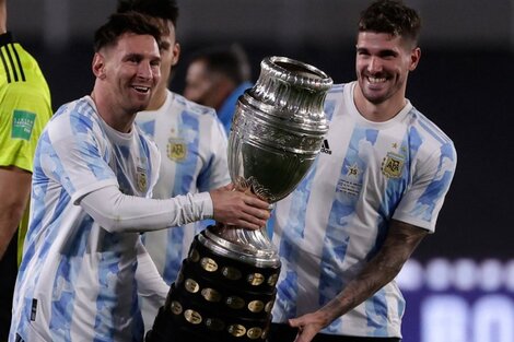 Messi y De Paul con el trofeo de la Copa América 2021.