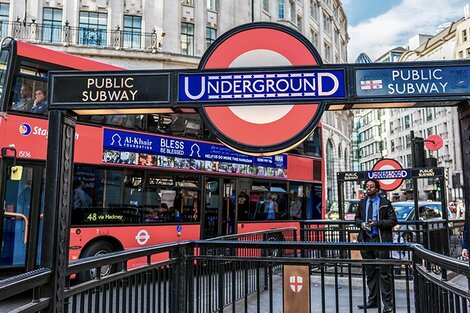 A contramano: por la alta inflación, el alcalde de Londres congeló el precio del transporte