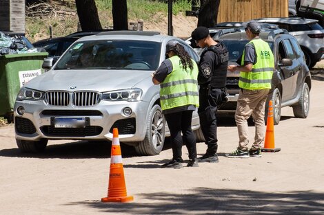 Coches de alta gama en mora y edificios en torre que figuran como baldíos 