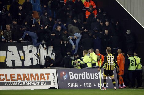 Violencia en Países Bajos: hinchas invadieron la cancha para golpear a los jugadores