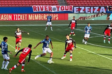 River jugó en Dallas en una cancha marcada para el fútbol americano