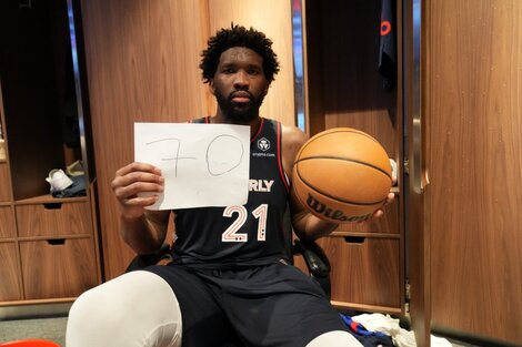 El camerunés Joel Embiid hizo historia en la NBA