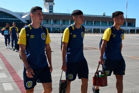 Los jugadores de Central rumbo a Tucumán. (Fuente: Prensa Rosario Central)