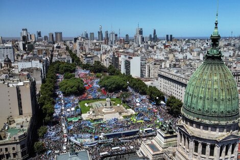 Una multitud se reunió frente al Congreso de la Nación. 