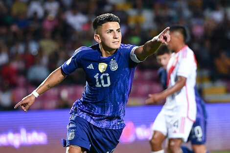 Thiago Almada celebra el gol que abrió el marcador ante Perú (Fuente: NA)