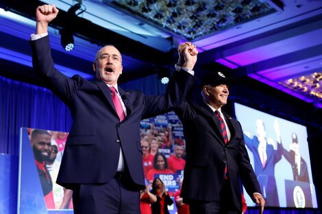 El presidente Joe Biden junto a Shawn Fain, el líder del sindicato UAW.  (Fuente: EFE)