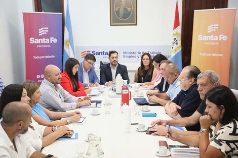 La reunión de ayer no terminó bien. Siguen duras negociaciones.