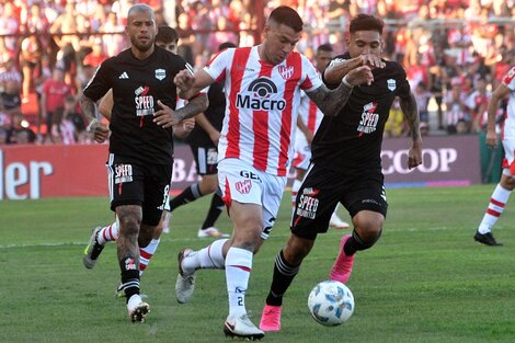 En su debut en Primera, Riestra rescató un 0-0 en Córdoba