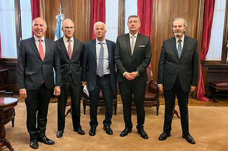 El ministro de Justicia, Mariano Cúneo Libarona, enseguida se sacó una foto con los supremos. (Fuente: NA)