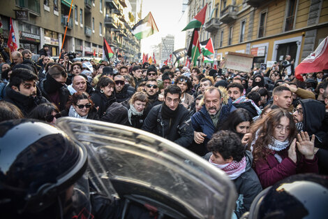 En Milán los propalestinos forcejearon con la policía.