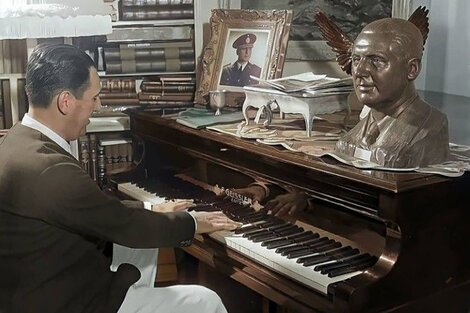 Perón al piano en la residencia presidencial del Palacio Unzué.