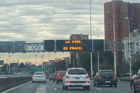 El nietzcheano que programa los carteles de la autopista, por @_prospernia.