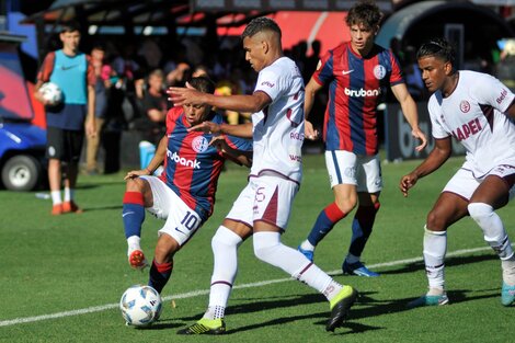 El Perrito Barrios en acción, en el duelo del sábado ante Lanús (Fuente: Julio Martín Mancini)