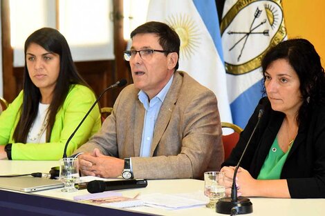 El ministro José Goiti junto a Daiana Gallo Ambrosis y Carolina Piedrabuena.