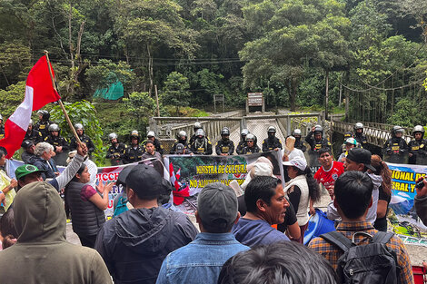 Siguen las protestas en Machu Picchu y Perú evalúa el cierre de la ciudadela 