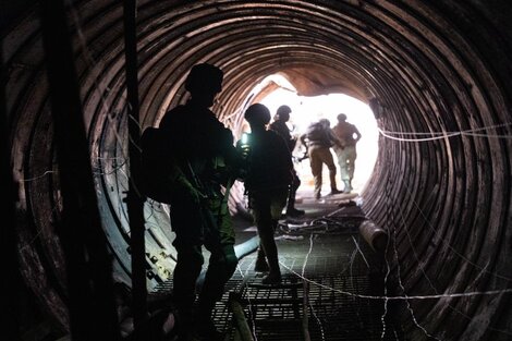 Militares de Israel recorren un túnel de Hamas. (Fuente: Europapress)