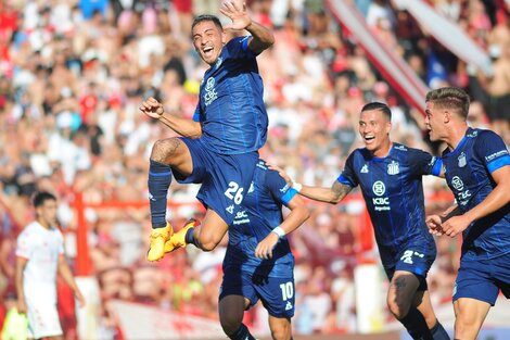 Copa de la Liga: Talleres batió a Huracán bajo un calor sofocante