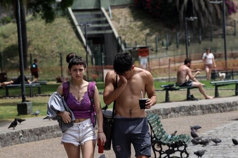 La Ciudad de Buenos Aires se encuentra bajo una nueva ola de calor y en alerta rojo por altas temperaturas. 