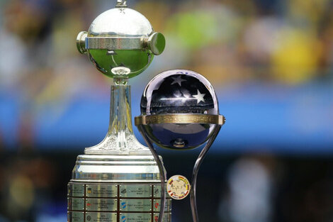 Los trofeos de la Copa Libertadores y la Copa Sudamericana.