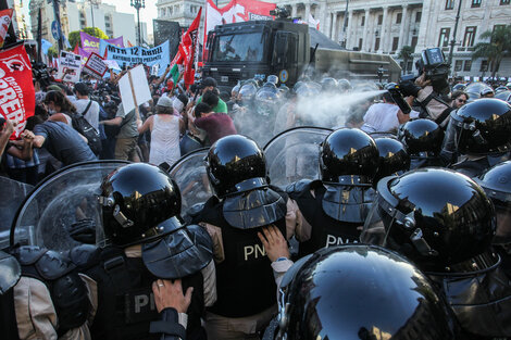 El avance de prefectura sobre los manifestantes.