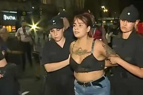 Una de las mujeres detenidas en el Congreso por protestar contra la Ley Ómnibus contó cómo fue el arresto (Foto: captura de TV).