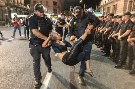 La cacería de cuatro mujeres que protestaban en forma pacífica