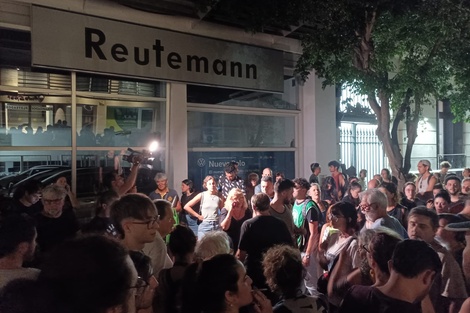 La manifestación espontánea frente a la comisaría 2°. 