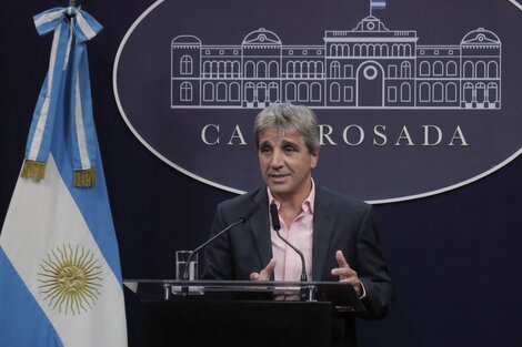 El ministro de Economía, Luis Caputo, apunta a una licuación masiva de pesos.