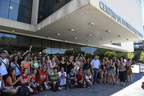 Representantes sociales, sindicales, políticos y de derechos humanos en el Centro de Justicia Penal.