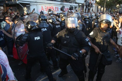 Tercera jornada consecutiva con choques entre policías y manifestantes fuera del Congreso