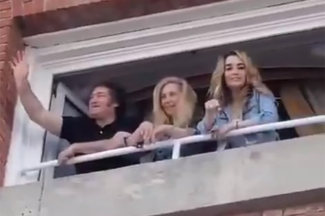 El Presidente saluda desde el balcón junto a Karina Milei y Fátima Flores.